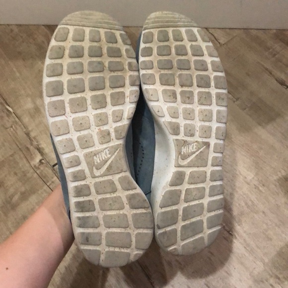 NIKE WOMEN'S ROSHE RUN SUEDE - Picture 5 of 6